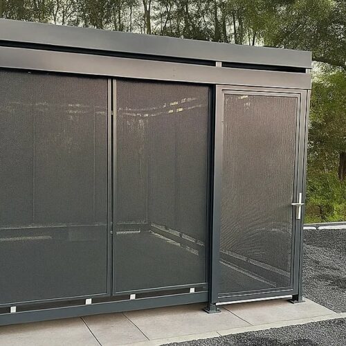 Afsluitbare fietsoverkapping - fietsenberging Hagen 5 Houd fietsen veilig en droog met de afsluitbare fietsenberging Hagen. Met LED-verlichting en een groen sedumdak combineert u veiligheid, duurzaamheid en stijl.